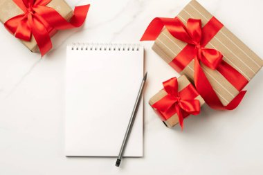 Yılbaşı ağacı oyuncakları, tahtadan yapılmış karanlık bir arka planda hediyeler. Düz Düzen