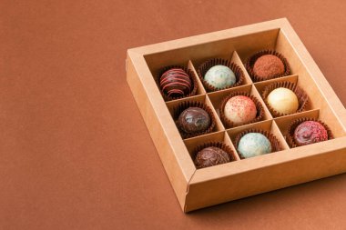 Çikolatalı trüf mantarı çeşitli çikolatalardan saten bir kurdelede.