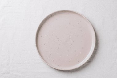 Masanın üstündeki yemek için boş seramik şekil tabağı. Metnin için uzay şablonunu kopyala