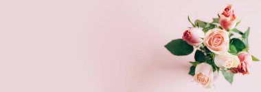 Pastel pembe arka planda güzel taze güller. doğal arkaplan