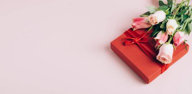 Pastel pembe arka planda güzel, taze güller. Boşluğu kopyala