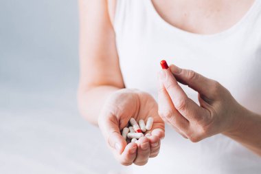 Tıbbi haplar kadınların elinde yatıyor. Sağlık ve ilaç. Seçici odak