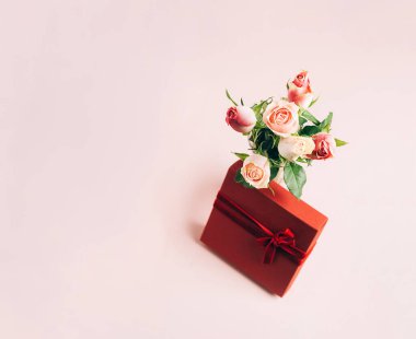 Pastel pembe arka planda güzel, taze güller. Boşluğu kopyala