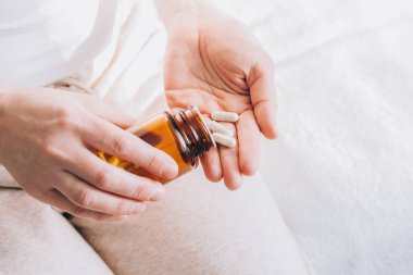 Kadın elinin şişesindeki ilaç tabletleri. Sağlık ve İlaç