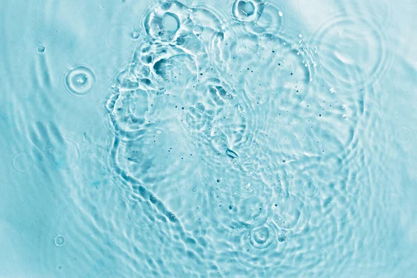 Vücut ve yüz bakımı için kozmetik ürünlerin reklamları için SPA arka planı mavi su sıçrama şablonu