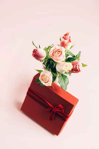 아름다운 장미 축제 선물 상자가 파스텔 핑크 배경 위에 있다. 복사 공간 — 스톡 사진