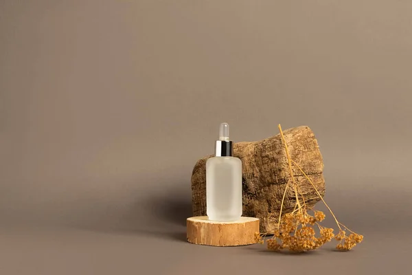 비누 병에 들어 있는 화장품 겔 콜라겐 혈청 기름 파스텔 베이지 배경 현대의 추상적 인 연단 — 스톡 사진
