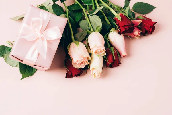 아름다운 장미 축제 선물 상자가 파스텔 핑크 배경 위에 있다. 복사 공간 — 스톡 사진