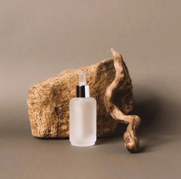 Természetes anyagokból készült kozmetikai termék palackgél széruma a pódiumon — Stock Fotó