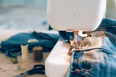 Dikiş makinesi, aksesuar, makas dikiş düğmeleri. Bir masaüstüne elbise dikmek ya da onarmak için iplik düğmeleri.