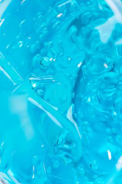 Mavi arka planda kozmetik sıvı jel kayganlaştırıcı hyaluronik asit oksijen kabarcıkları. Yüz bakımı..