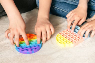 Çocukların elleri, modaya uygun, duyusal, parlak, anti-stres oyuncakları çalar. Yumuşak köpüklü silikon oyuncak stresi azaltır