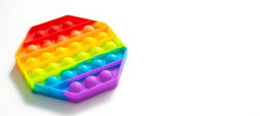 Modaya uygun oyuncak anti-strese karşı beyaz arka plan fotokopi alanı. Stres atmak için silikon oyuncak yumuşak kabarcıklar.