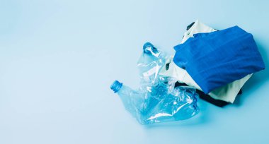 Polyester fiber sentetik kumaşlar çevre dostu tekstil geri dönüşümlü plastik şişeler. Kullanılan şişeleri yeniden kullan