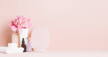 Kadınların aksesuar aynaları krem yağı çeşitli kozmetik ürünleri çiçeklerle dolu bir masada. Vücut ve yüz bakımı sağlık güzellik konsepti