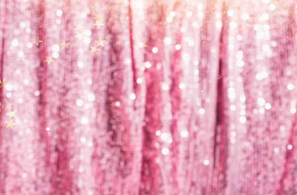 Fundo fantástico brilha cortina rosa feita de luxuosas lantejoulas lurex. Pódio festivo para festa ou Natal. — Fotografia de Stock