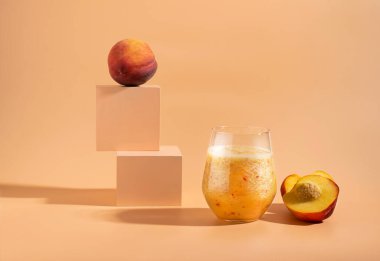 Modaya uygun bir podyum portakal arka planında taze olgun şeftalinin meyve suyu. Sağlıklı yaşam tarzı 