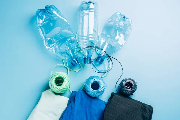 Polyester fiber sentetik kumaşlar çevre dostu tekstil geri dönüşümlü plastik şişeler. Kullanılan şişeleri yeniden kullan
