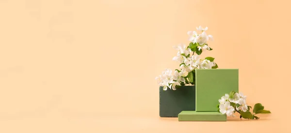현대의 추상적 인 연단 녹색 종이 기하학적 도형은 흰색 꽃들 이 연분홍 배경을 이루고 있다. 복사 공간의 수평 깃발 — 스톡 사진