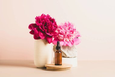 Cam damlası podyumunu pastel arka planı, çiçekleri ve taşları, soyut arka planı olan modayla süslemek 