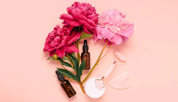 Kosmetyczne olejki eteryczne fiolki czyste miękki ręcznik róża kwarc rolka masaż twarzy Gua-sha kamień do masażu twarzy piękno — Zdjęcie stockowe