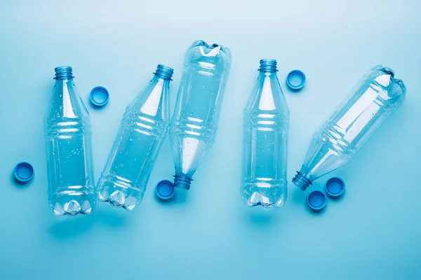 Αδειάστε πλαστικά μπουκάλια σε μπλε φόντο. Ανακύκλωση ανακυκλώσιμου πλαστικού. Προστασία του περιβάλλοντος — Φωτογραφία Αρχείου