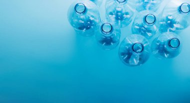 Mavi arka planda boş plastik şişeler. Geri dönüşümlü plastik. Çevre koruması