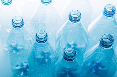 Mavi arka planda boş plastik şişeler. Geri dönüşümlü plastik. Çevre koruması