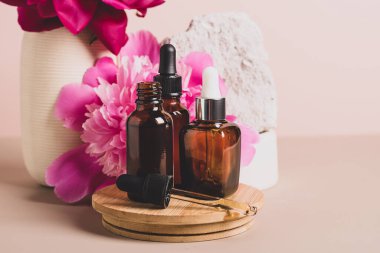 Cam damlası podyumunu pastel arka planı, çiçekleri ve taşları, soyut arka planı olan modayla süslemek 