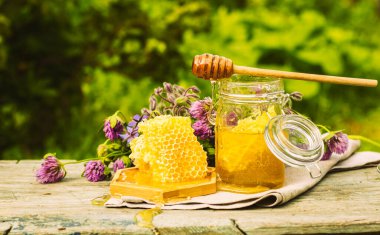 Kırsal alanda cam bir kavanozda taze bal. Çiçek kokulu tatlı tatlı tatlı, ön manzara 