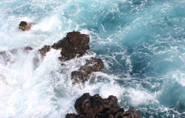 Okyanus dalgalarındaki resifler 