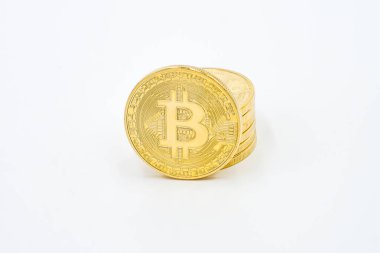 Beyaz Arkaplanda Altın Bitsikkelerin Yakın Çekimi: Gelecek Para Birimi - Fincans Konsepti - serbest beyaz boşluk