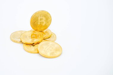 Altın Bitcoin - kripto para birimi için kavramsal resim - Gelecek para birimi - beyaz arkaplan