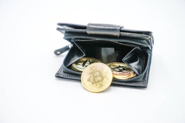 Açık deri cüzdandaki altın bitcoinler - Gelecek Para Birimi - serbest beyaz alan - Sanal dijital para birimi ve finansal yatırım ticaret kavramı