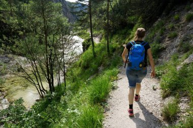 Yürüyüş için harika bir gün: Aşağı Avusturya 'daki Oetschergraben' de yürüyüş yapan genç sporcu kadın / Oetscher Dağı 'nın yanındaki muhteşem kanyon 
