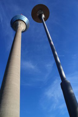 Düsseldorf 'ta fenerleri olan Rhine kulesi / açık mavi gökyüzü