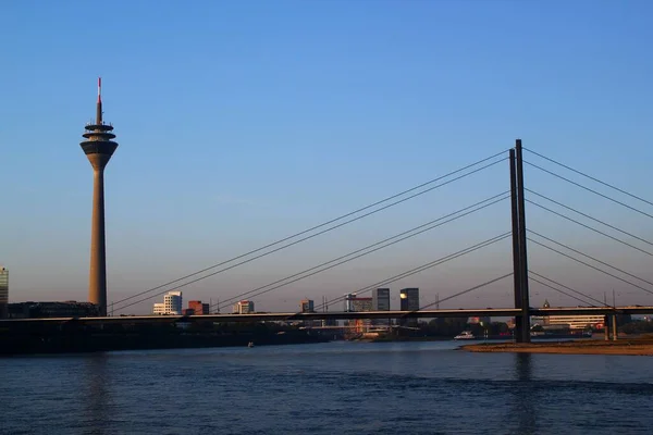 Kilátás Rheinturm Televíziós Toronyra Rajna Feletti Knie Hídra Düsseldorf Városában — Stock Fotó