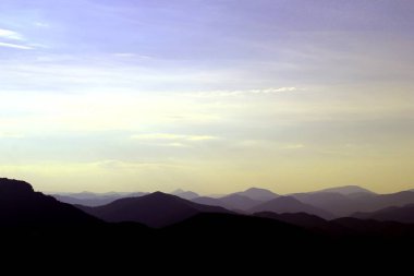 Güzel gün batımı dağları silueti 