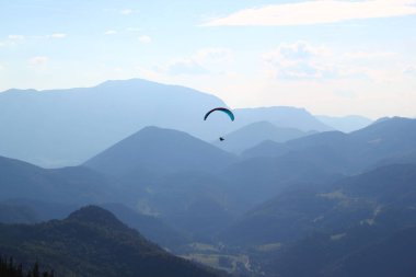 Muhteşem Paragliding anı: Paragliding konsepti / Paraglider Avusturya / Hohe Asa / Schneeberg 'deki güzel doğal dağ manzarasında uçuyor