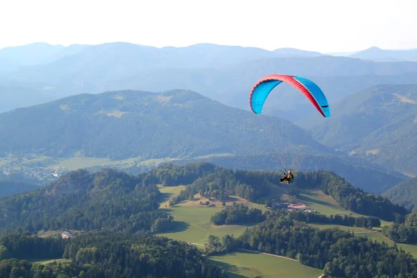 Paragliding Konsepti Avusturya Güzel Doğal Dağ Manzarasına Sahip Renkli Paraglider — Stok fotoğraf