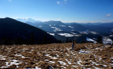 Harika kış panoramisi: Kadınlar muhteşem dağ manzarasının tadını çıkarırlar