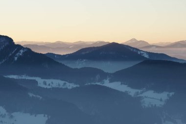 İnanılmaz doğal manzara: Gün batımındaki Alp manzarasının panoramik görünümü / Schneeberg Dağı / Yürüyüş Macerası Doğa Tatili Konsepti