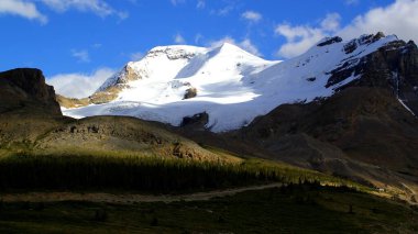 Banff ve Jasper Nationalpark 'taki Kanada Rocky Dağları' ndaki Columbia Buzulu / Athabsca Buzulu