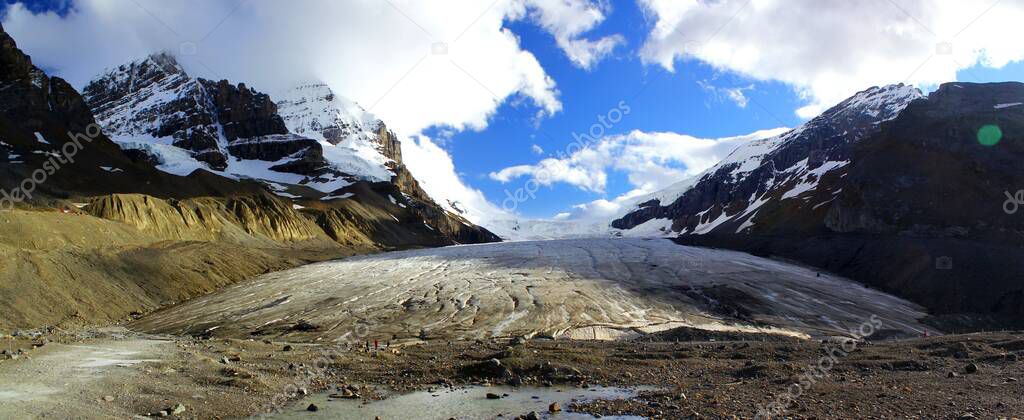 Columbia Icefield / Athabsca Glacier in the Canadian Rocky Mountains in Banff and Jasper Nationalpark