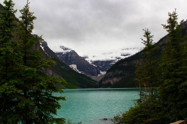 Tipik Kanada Manzarası: Rocky Mountainsin Banff Ulusal Parkı 'ndaki Turkuaz Güzel Göl, Alberta, Kanada. Doğa ve Açık Konsepti.