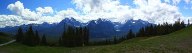 Panoramik manzara: Kanada Alberta 'daki Banff Nationalpark' taki güzel Louise Gölü ve sıradağları. Whitehorn Dağı 'ndan Görüntü - Louise Gölü Kayak Merkezi.