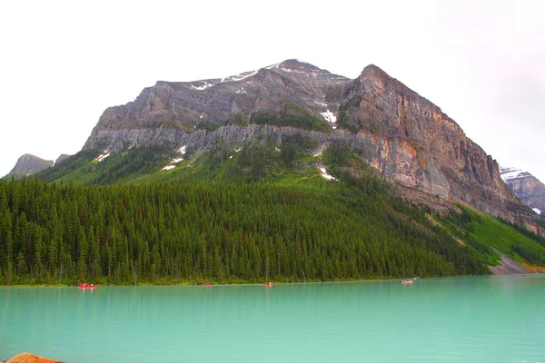典型的なカナダの風景 カナダのアルバータ州のロッキー山脈バンフ国立公園のターコイズブルーの美しい湖 自然とアウトドアのコンセプト — ストック写真