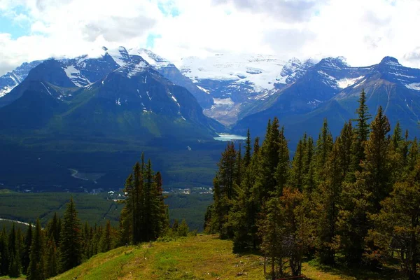 Όμορφη Λίμνη Louise Και Οροσειρά Στο Banff Nationalpark Στην Αλμπέρτα — Φωτογραφία Αρχείου