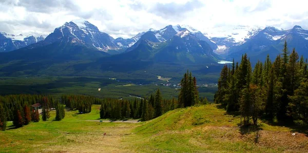 Όμορφη Λίμνη Louise Και Οροσειρά Στο Banff Nationalpark Στην Αλμπέρτα — Φωτογραφία Αρχείου