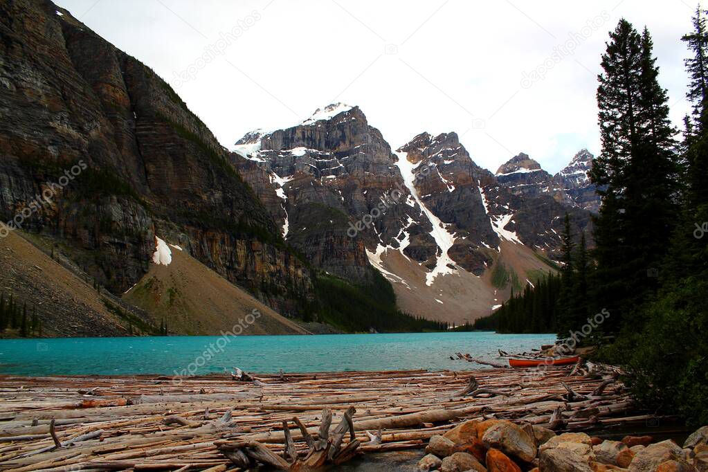 Typical Canada: Beautiful and famous Moraine Lake in Banff Nationalpark, Alberta, Canada. 